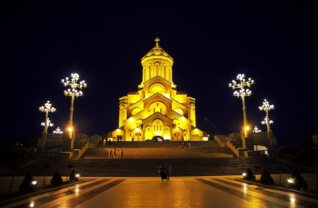 La iglesia en Tbilisi, Georgia en la noche