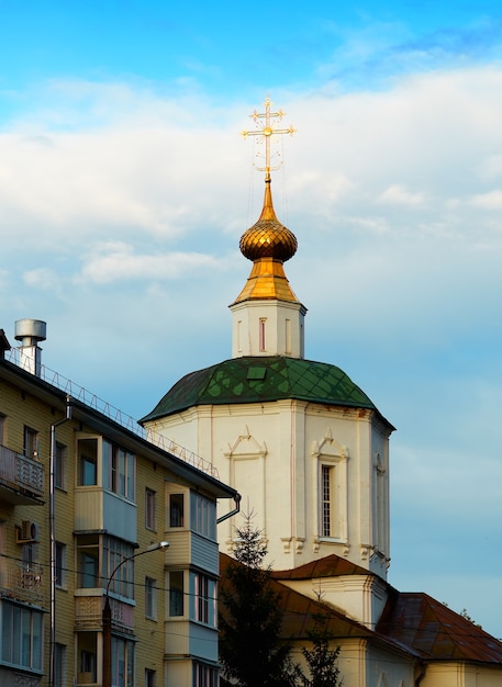 Iglesia con techo verde y fondo de arquitectura de cúpula dorada