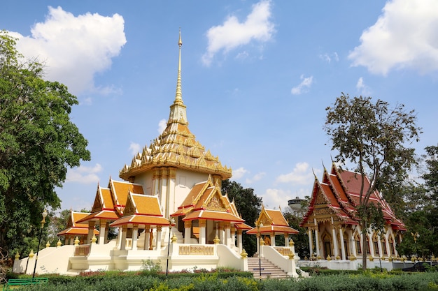 La Iglesia en el templo Wat Huay Mongkol el famoso monumento en Thailland.