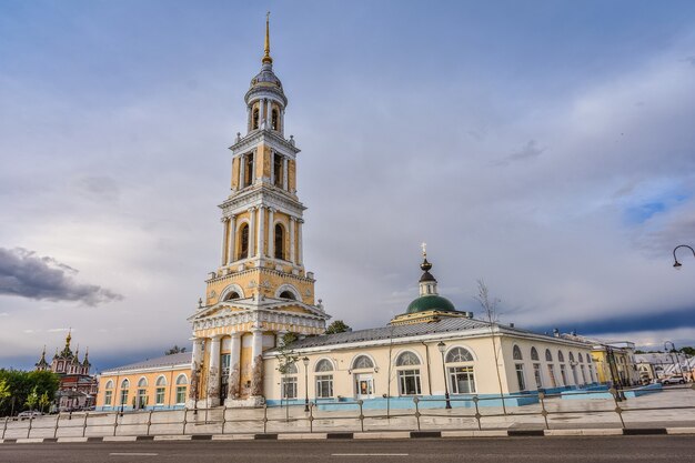 Iglesia teológica en la ciudad de Kolomna, capilla alta de la iglesia contra el cielo