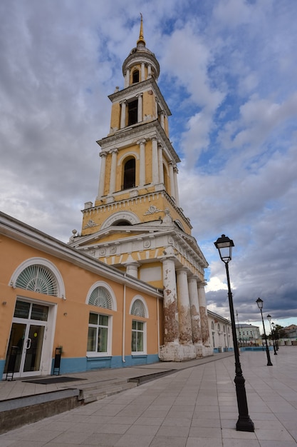 Iglesia teológica en la ciudad de Kolomna, capilla alta de la iglesia contra el cielo