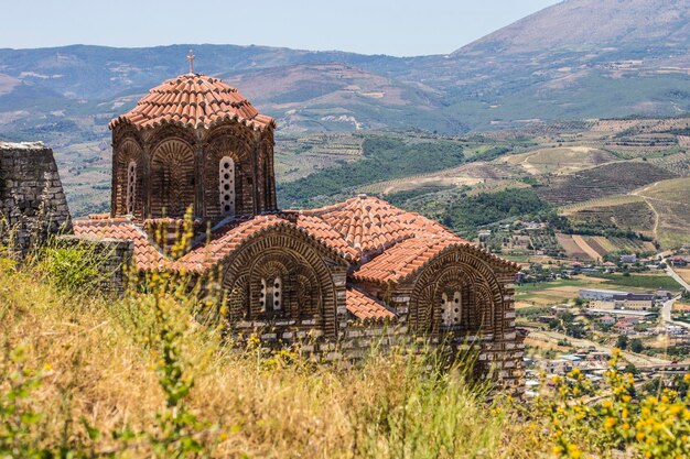 Iglesia de Theodoros en la colina en la ciudad de Berat, Albania