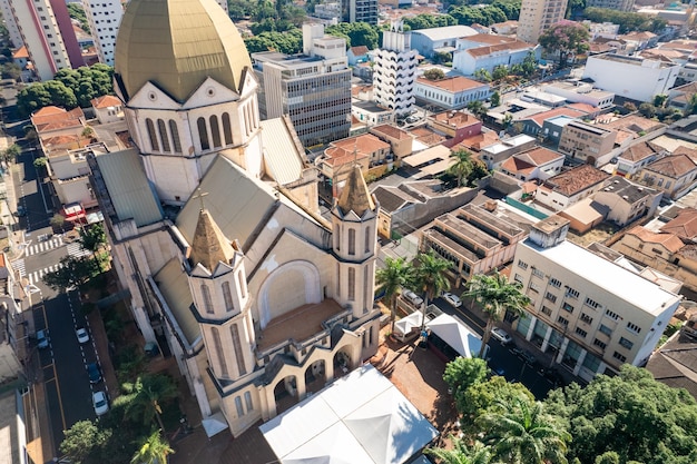 una iglesia con una torre campanaria en el centro