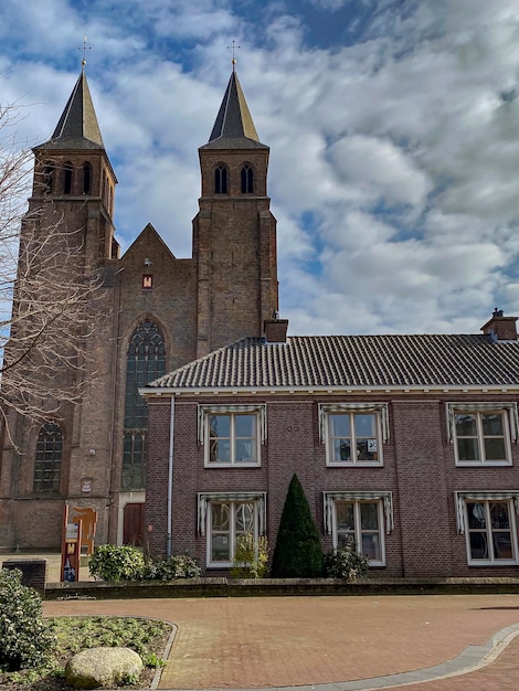 una iglesia con una torre que tiene un reloj en ella