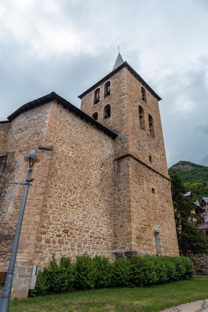 Iglesia del tradicional pueblo de montaña de Panticosa en los Pirineos Huesca España
