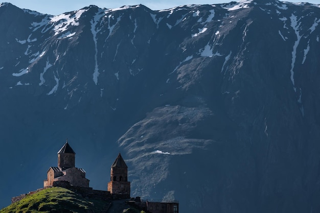 Iglesia de la Trinidad Gergeti cerca del pueblo Stepantsminda en Georgia, a una altitud de 2170 metros, und