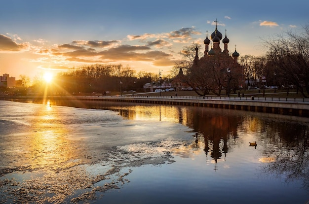 Iglesia de la Trinidad en Ostankino en Moscú con reflejo en el estanque