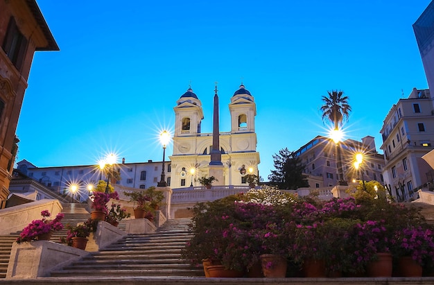 La iglesia de Trinita dei Monti y la Plaza de España en la noche Roma Italia