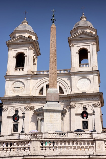 Iglesia de Trinita dei Monti en Roma Italia