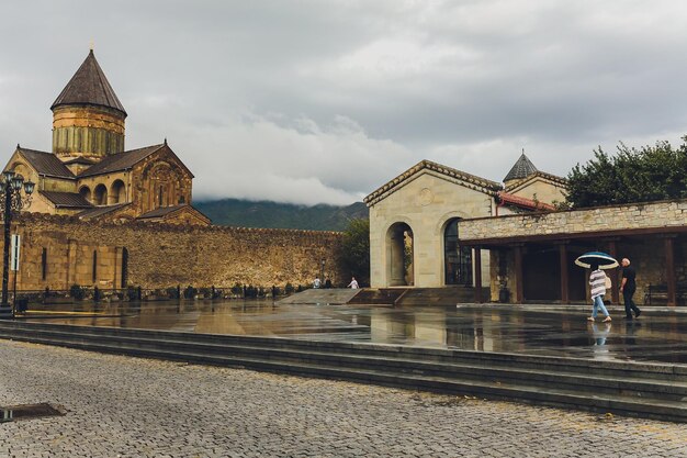 Foto iglesia de tsminda sameba cerca de kazbegi aldea de stepancminda georgia cáucaso