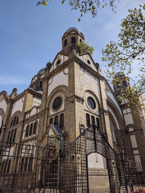 Una iglesia con una valla delante.