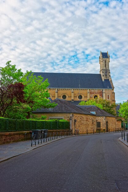 Iglesia vieja en el centro de ciudad, Rennes, región de Bretaña de Francia.