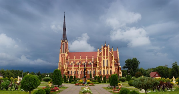 Foto iglesia vieja bajo cielo nublado