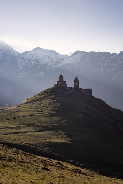 Foto iglesia vieja en la cima de una montaña