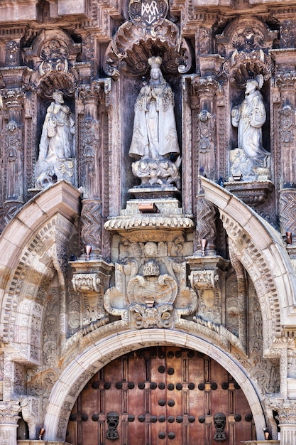 Iglesia vieja con una estatua