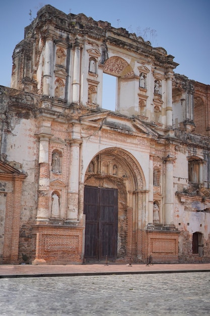 Foto la iglesia vieja de la habana es el edificio más antiguo de cuba.