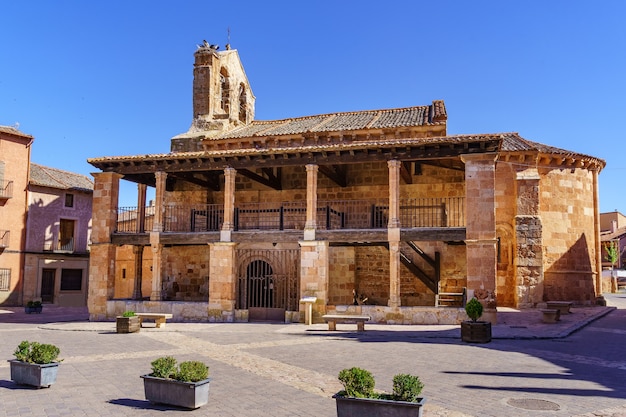 Iglesia vieja en la plaza del pueblo. Ayllon, Segovia, España.