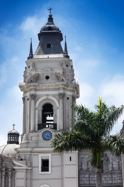 Iglesia vieja con un reloj