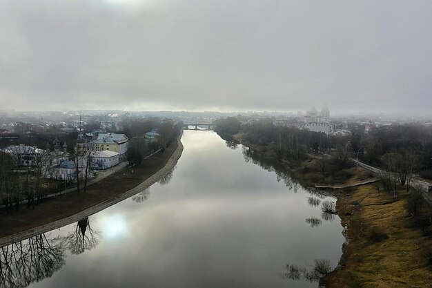 Iglesia vista superior de niebla, drone en vologda, paisaje religión europa