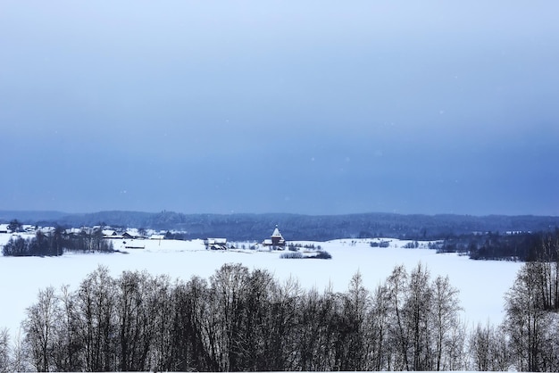 Iglesias y casas de madera en invierno