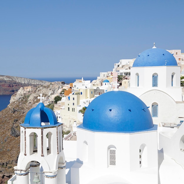 Iglesias con cúpulas azules en la ciudad de Oia en la isla Grecia de Santorini