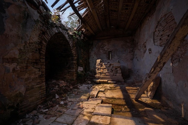 Igreja abandonada da parede de tijolo em Istria, Croácia