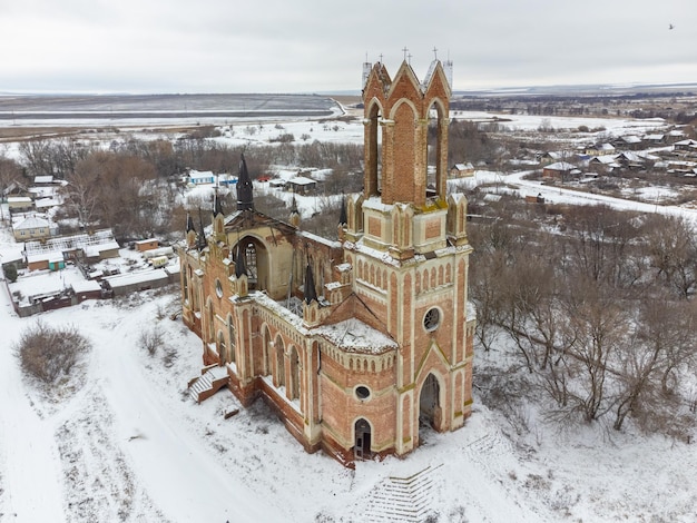 Foto igreja abandonada de tijolos vermelhos igreja neogótica abandonada