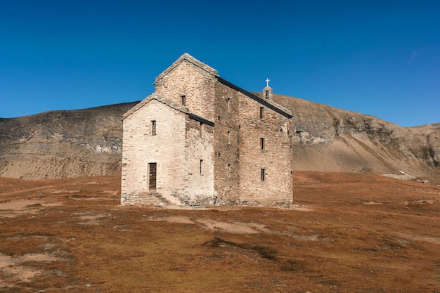Igreja antiga na paisagem contra o céu azul claro