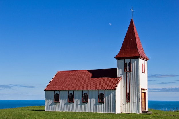 Igreja ao lado do mar contra o céu azul claro