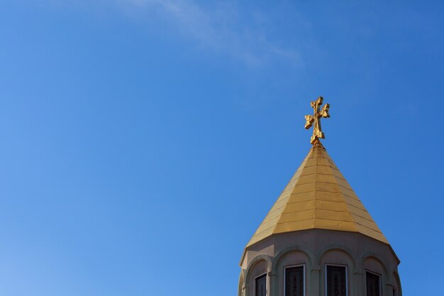 Igreja armênia cruzando o céu