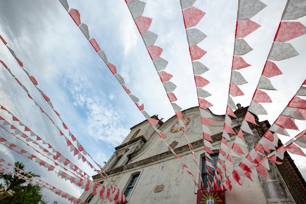 Igreja barroca decorada com bandeiras de Festa Junina