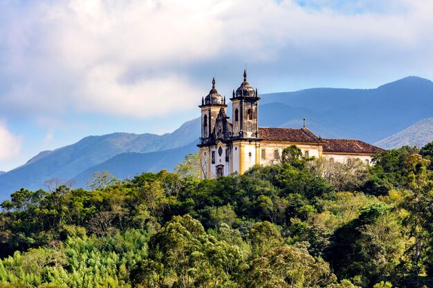 Foto igreja barroca histórica no topo da colina na cidade de ouro preto, em minas gerais