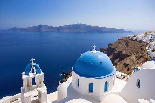 Foto igreja branca com cúpula azul com vista para o barco no mar egeu santorini cíclades ilhas gregas grécia europa