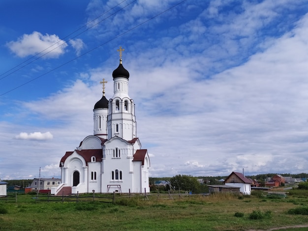 Igreja branca de vladimir igualdade dos apóstolos na aldeia de burmistrovo, na sibéria