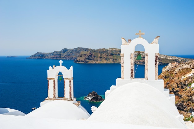 Igreja branca na ilha de Santorini, Grécia. Linda paisagem com vista para o mar