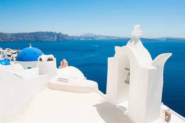 Igreja branca na ilha de Santorini, Grécia. Paisagem de verão, vista para o mar