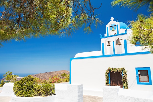 Igreja branca na ilha de Santorini, Grécia. Paisagem de verão