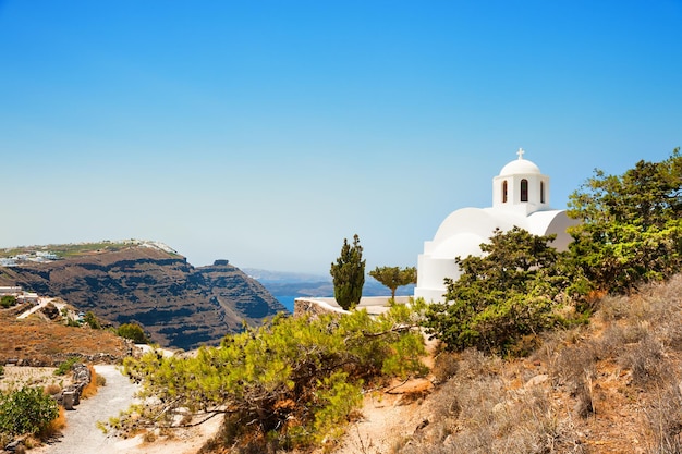 Igreja branca na ilha de Santorini, Grécia. Paisagem de verão