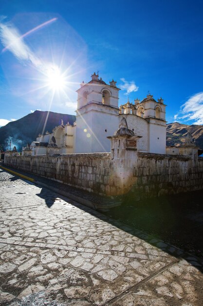 Igreja Católica branca na zona rural do Peru