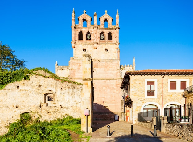 Igreja católica iglesia de santa maria de los angeles na cidade de san vicente de la barquera, na cantábria, no norte da espanha