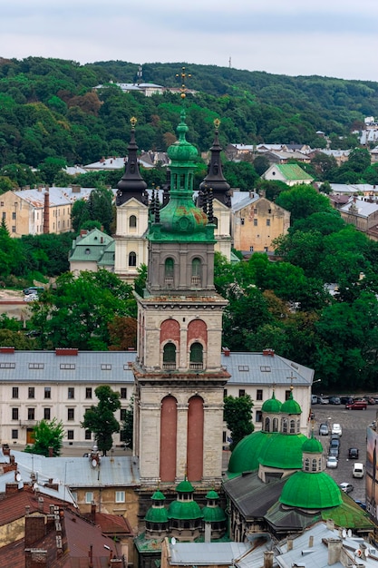 igreja católica na cidade. arquitetura da cidade europeia