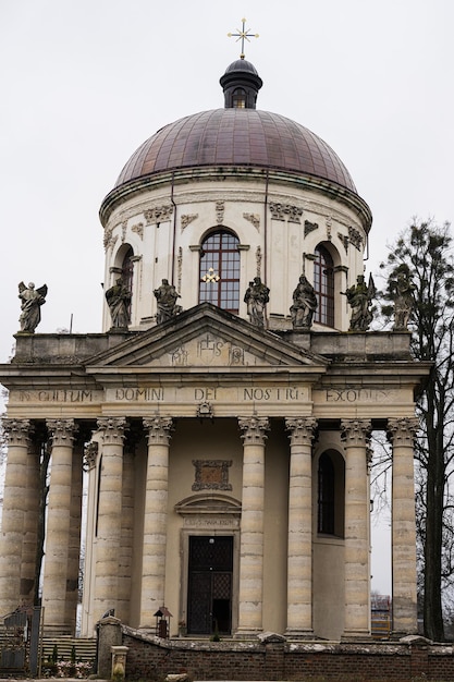 Igreja católica romana barroca de St Joseph meados do século 18 Latina na fachada principal PARA A GLÓRIA DE NOSSO SENHOR DEUS Pidhirtsi Lviv Oblast Ucrânia