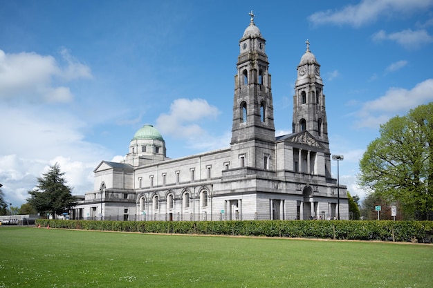 Foto igreja católica romana duas torres com o relógio catedral de cristo o rei mullingar irlanda