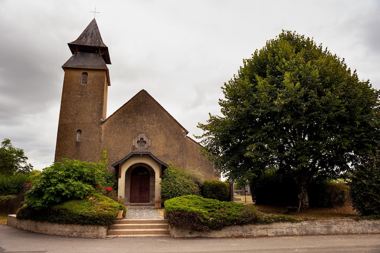 Foto igreja chamada eglise paroissiale saintjacqueslemajeur localizada em pomps pyreneesatlantiques na frança