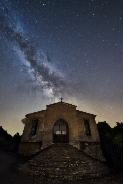 Igreja com a Via Láctea