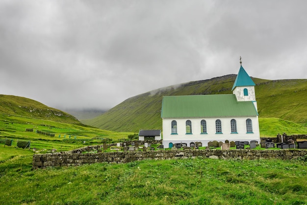 Igreja com cemitério em Gjogv Ilhas Faroé Dinamarca