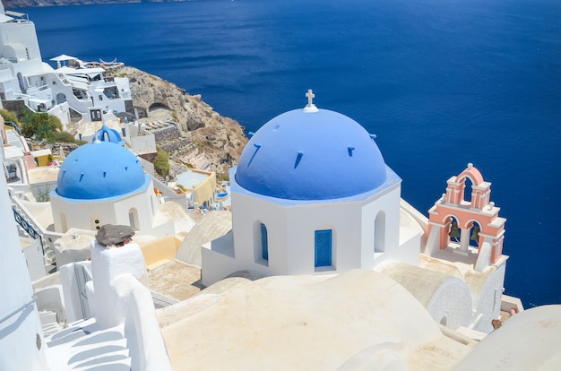 Igreja com cúpula azul na ilha de Santorini