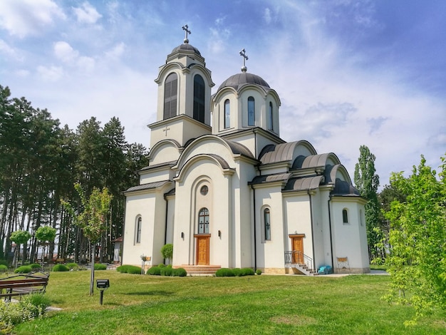 Igreja construída contra o céu