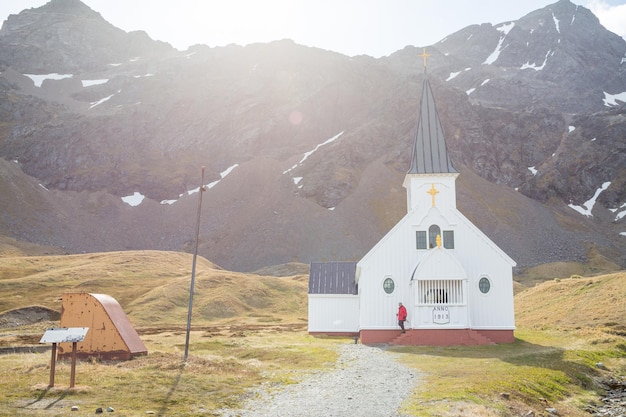 Igreja contra a montanha durante o inverno
