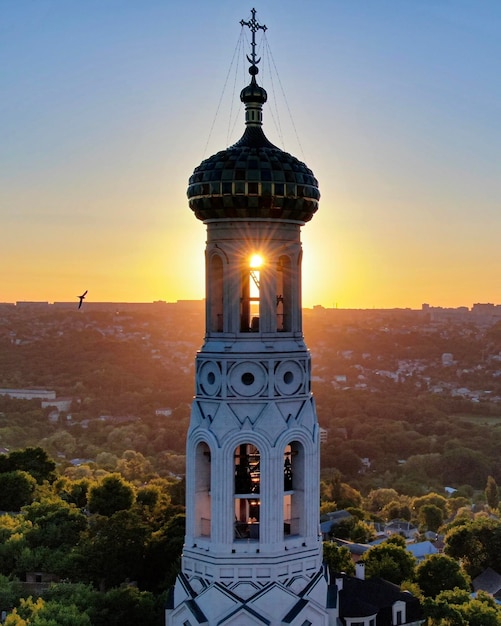 Igreja contra o céu durante o pôr-do-sol